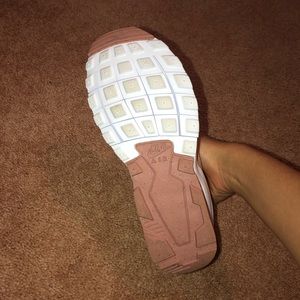 pink&white women’s nike air motion low sneakers